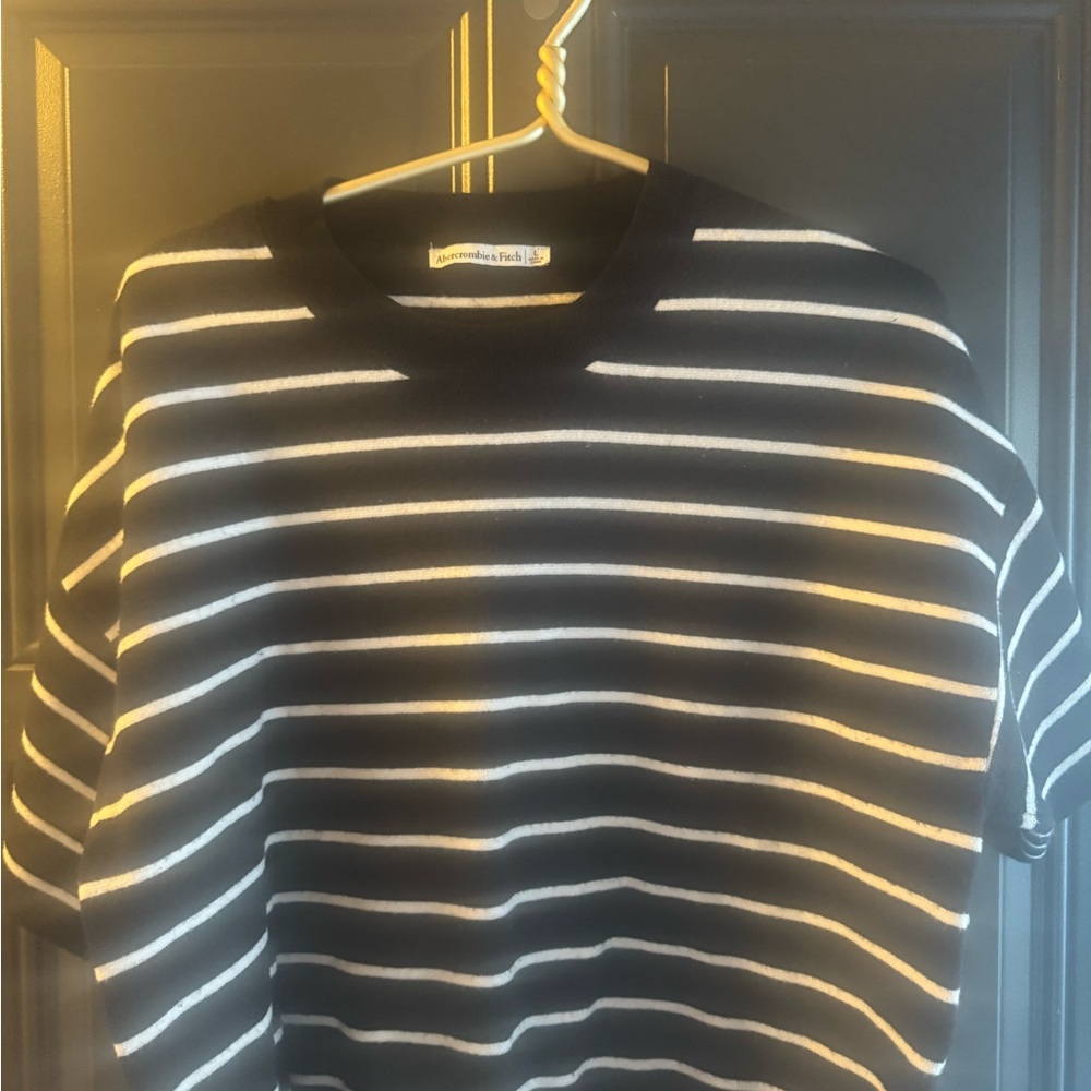 Abercrombie & Fitch Black and White Knit Sweater
